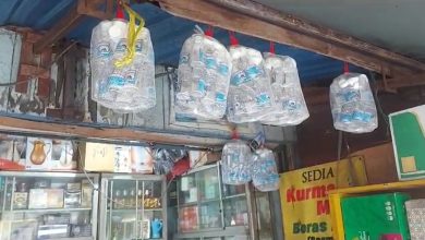 penjual oleh-oleh haji di Pasar Sudimampir Banjarmasin, menjual belasan galon air zam-zam