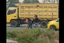 potongan video viral, memperlihatkan 3 orang pria menganiaya supir truk AS