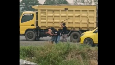potongan video viral, memperlihatkan 3 orang pria menganiaya supir truk AS