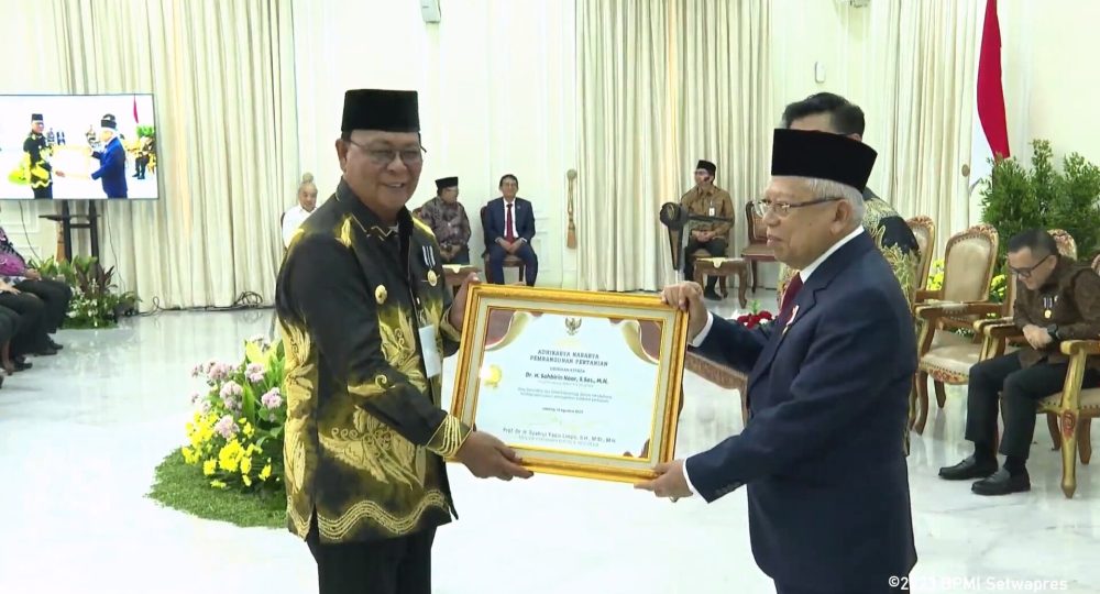 Penyerahan penghargaan Adhikarya kepada Gubernur Kalimantan Selatan, oleh Wakil Presiden RI, KH Ma'ruf Amin
