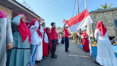 emak-emak di Murung Raya, Banjarmasin ikuti upacara bendera