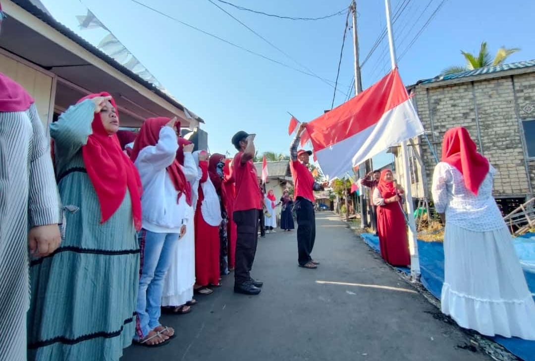 emak-emak di Murung Raya, Banjarmasin ikuti upacara bendera
