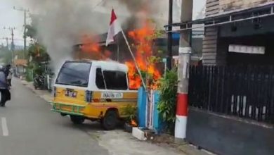 mobil angkot terbakar di Jl Pembangunan