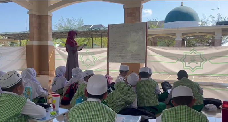 proses belajar mengajar di sekitar halaman masjid serta rumah kosong di lokasi tak jauh dari TCA