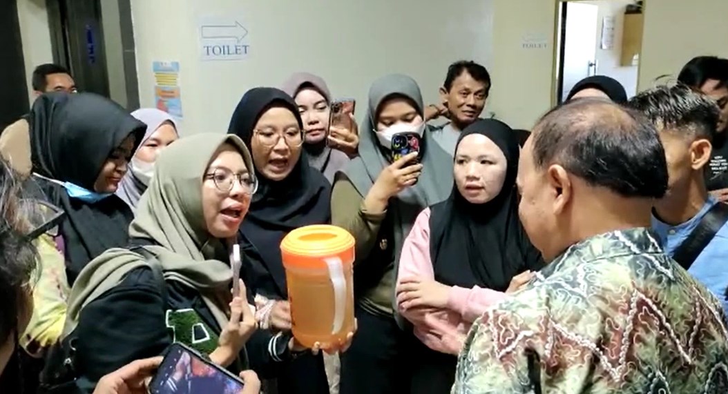 warga Kabupaten Banjar menggeruduk kantor DPRD Kalsel mengeluhkan krisis air