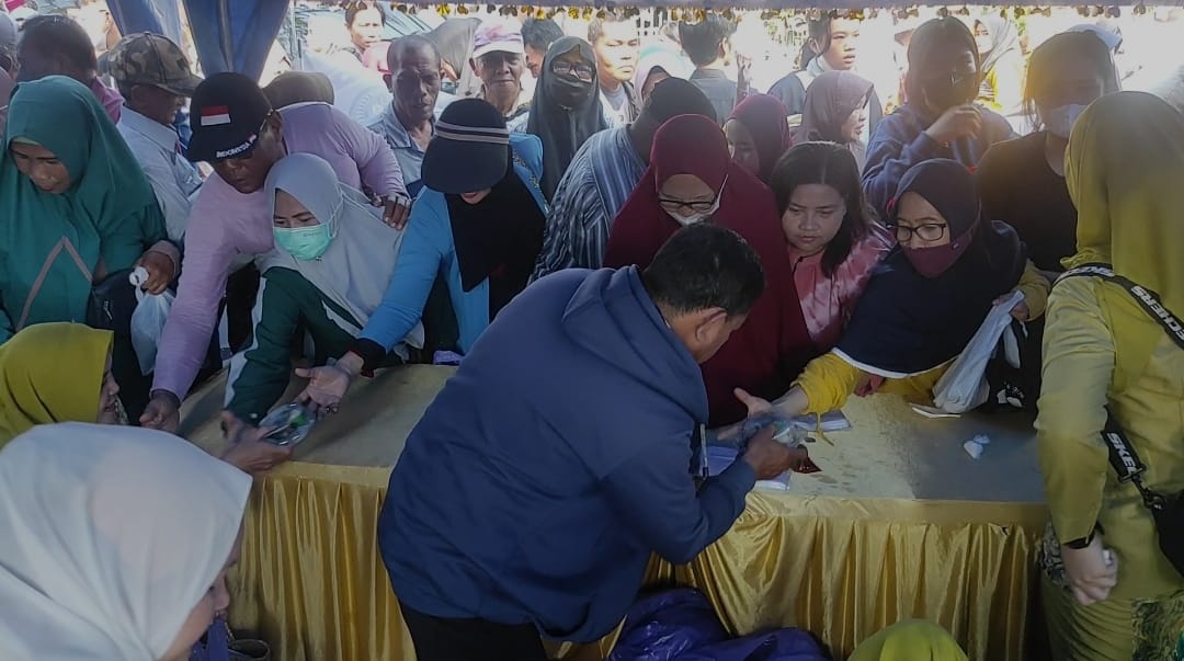 warga rela berdesakan untuk mendapat jajanan yang dibagikan pada puncak Hari Jadi ke-73 Kalsel