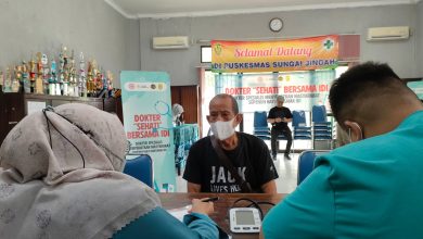 Puluhan warga Kota Banjarmasin ini antusias mengikuti pengobatan gratis