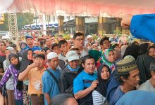 Ratusan warga rela antre untuk bisa membeli sembako murah yang digelar Pemko Banjarmasin