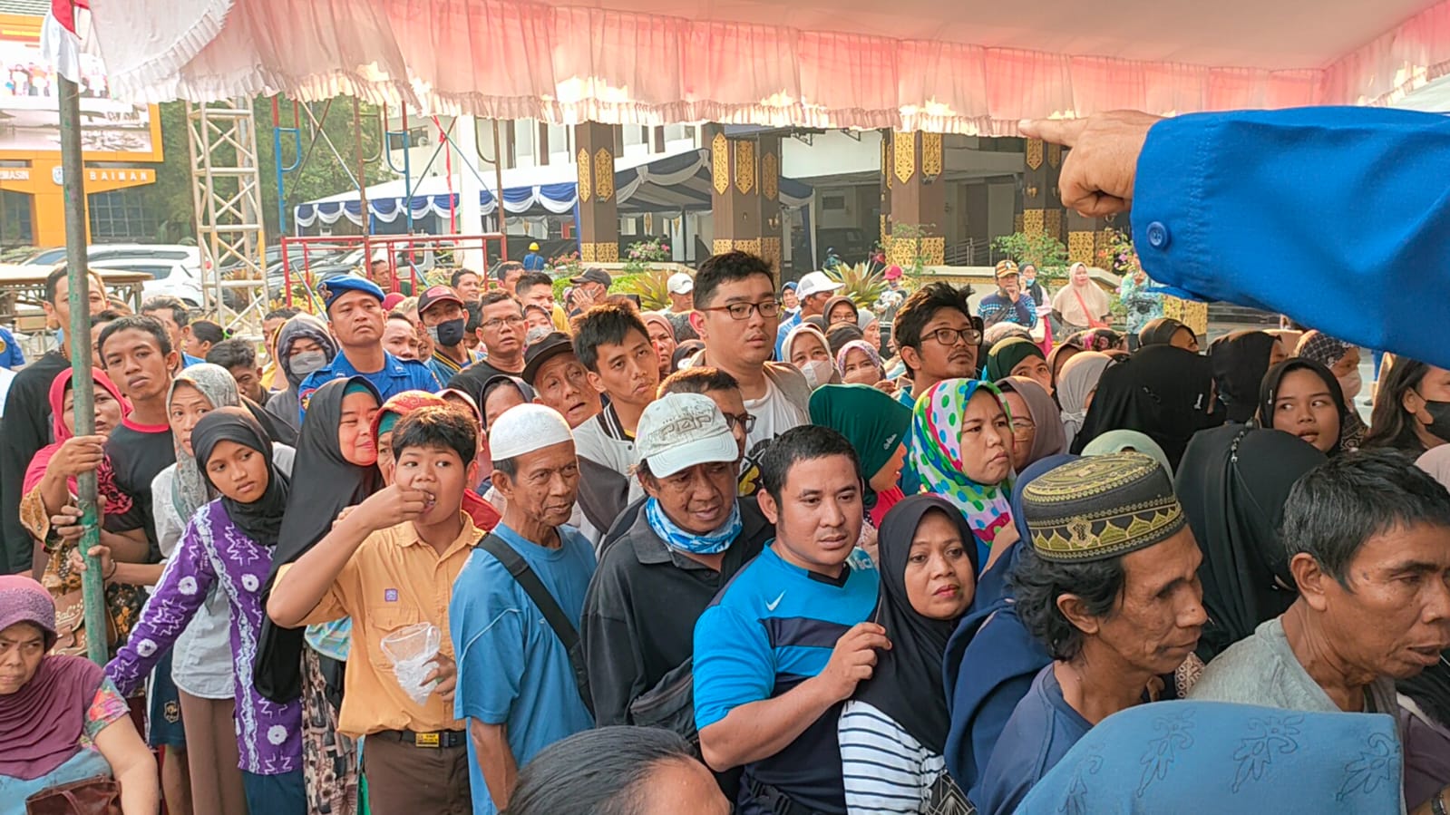 Ratusan warga rela antre untuk bisa membeli sembako murah yang digelar Pemko Banjarmasin