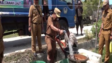 pemberian air bersih kepada warga oleh bupati tala karena kekurangan air bersih