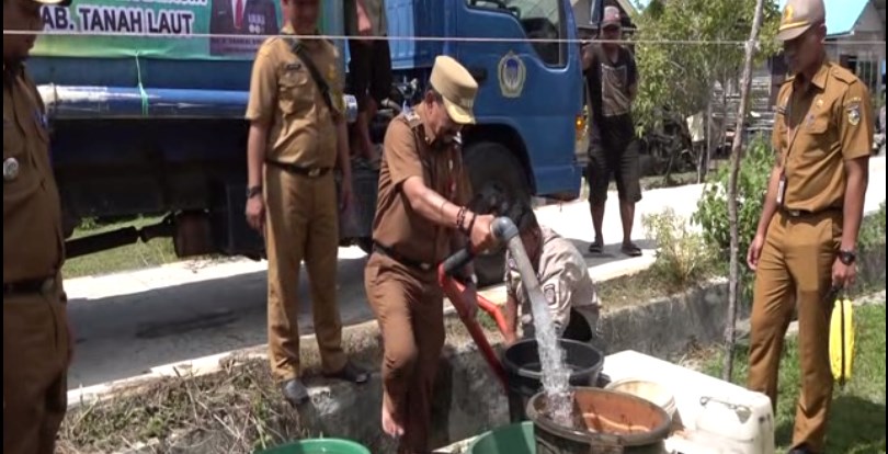 pemberian air bersih kepada warga oleh bupati tala karena kekurangan air bersih