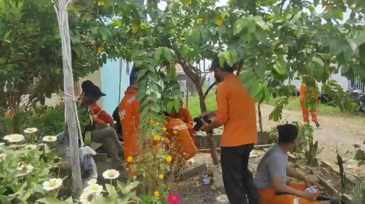 anggota BPBD Kota Banjarmasin terlihat membagikan masker kepada anggota relawan