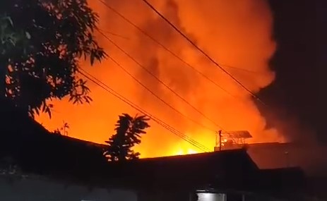 api berkobar di teluk dalam Gg esterang