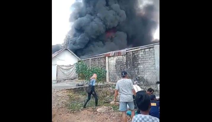 kebakaran di gudang minyak ilegal di Banjarbaru