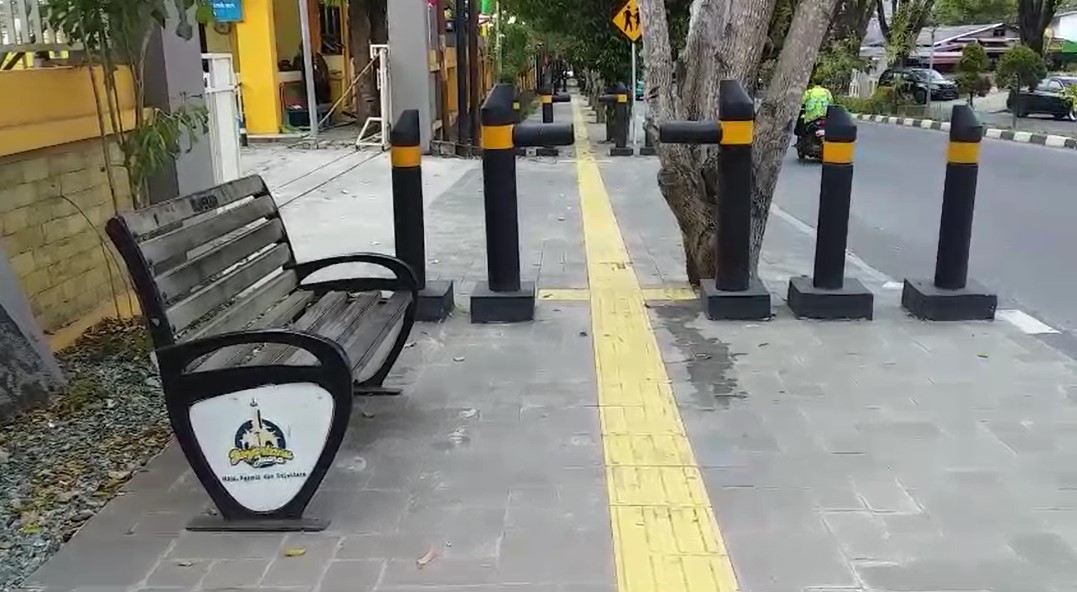 kursi santai di pedestarian jalan Banjarbaru