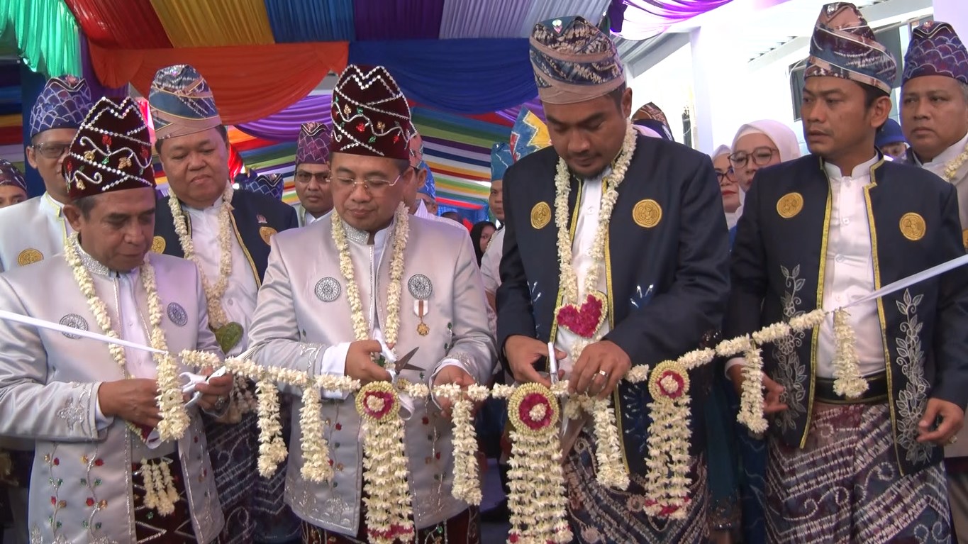 pemotongan pita menandai peresmian gedung baru DPRD Banjarmasin