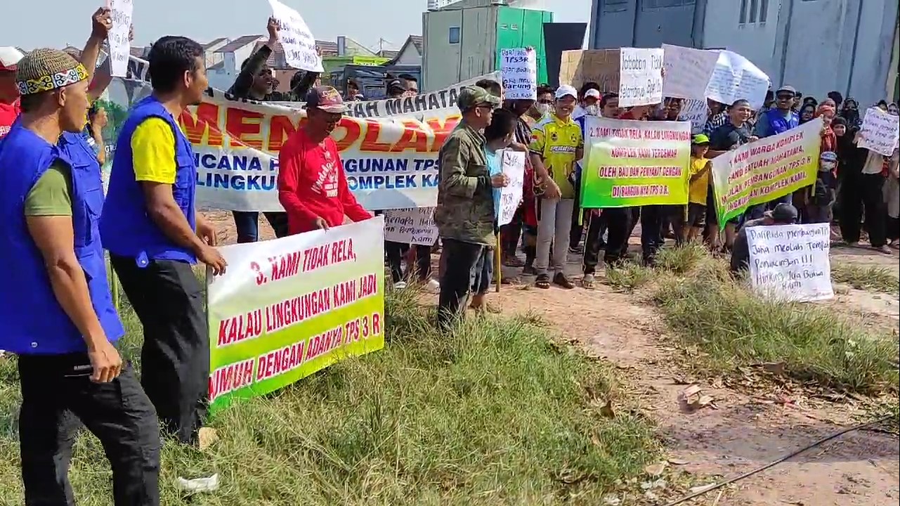 warga grand batuah mahatam melakukan aksi penolakan TPS 3R