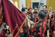 Penyerahan bendera Pataka yang dilakukan oleh Ketua MPW Pemuda Pancasila Kalsel, Hasnuryadi Sulaiman, kepada Aperansyah