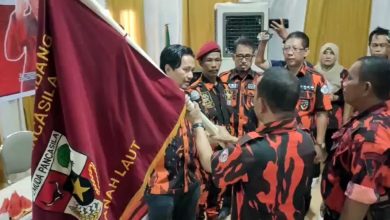 Penyerahan bendera Pataka yang dilakukan oleh Ketua MPW Pemuda Pancasila Kalsel, Hasnuryadi Sulaiman, kepada Aperansyah