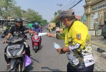 SKPD Pempov Kalsel, membagikan masker kepada pengguna jalan