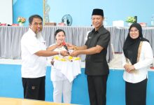 Wakil Ketua Komisi II DPRD Kalsel, Muhammad Yani Helmi, menyerahkan bantuan gamelan Banjar