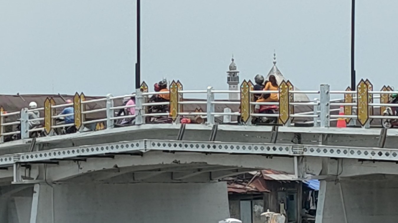 aksesoris Jembatan Pasar Lama yang sudah mulai di pasang