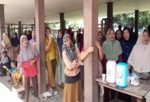 Aksi unjuk rasa dilakukan oleh ratusan warga di Balai Desa Mandiangin Timur