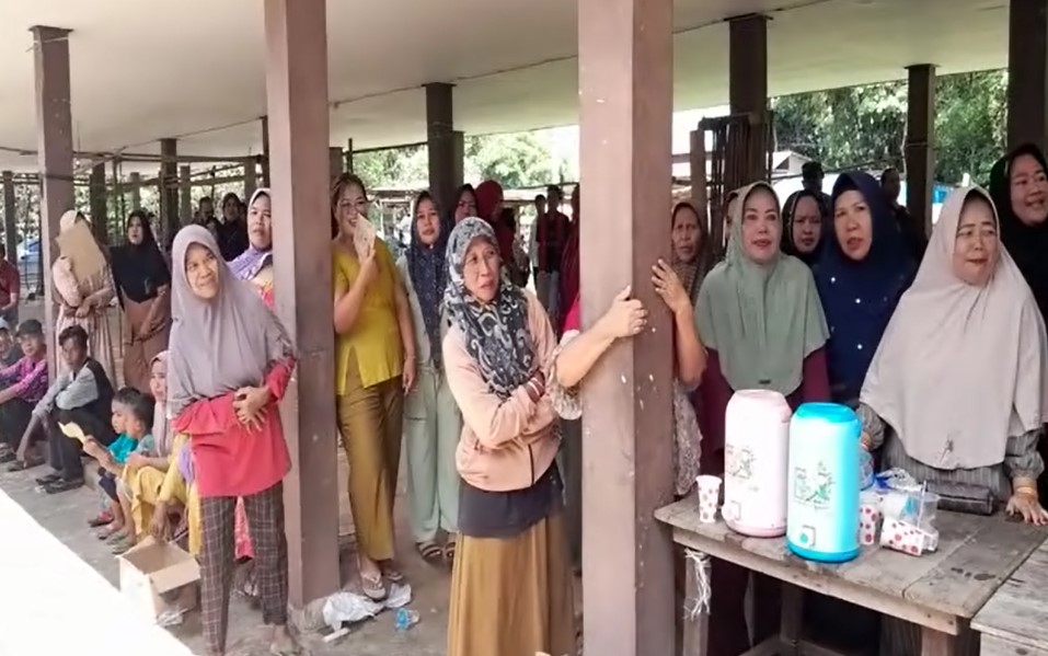 Aksi unjuk rasa dilakukan oleh ratusan warga di Balai Desa Mandiangin Timur