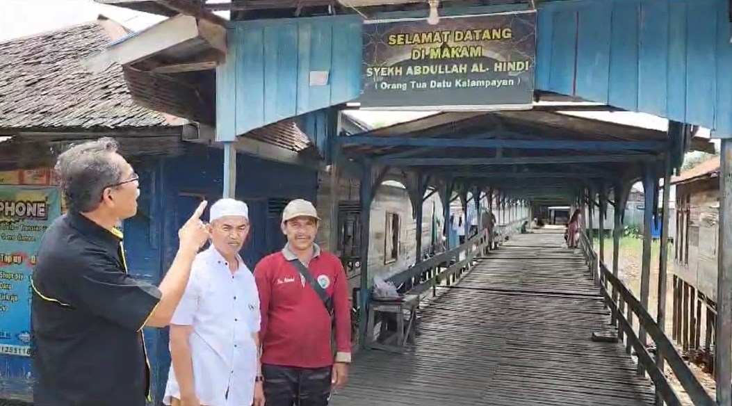 Jembatan kayu yang menjadi akses jalan warga menuju makam orang tua Datu Kalampayan