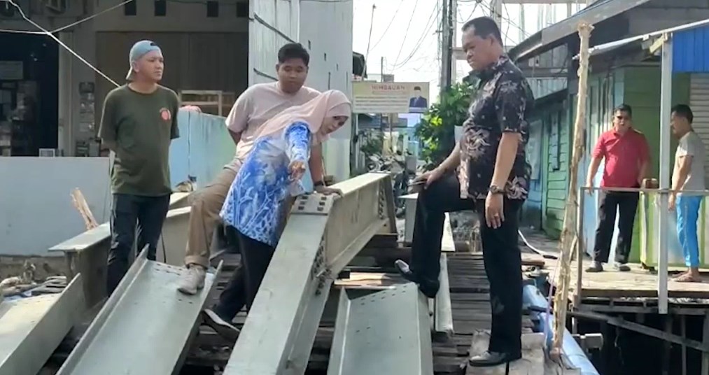 Wakil Ketua DPRD Kota Banjarmasin, ketika meninjau perbaikan jalan dan jembatan di jalan Sutoyo S