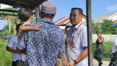 Walikota Banjarbaru, menyerahkan paket sembako ke rumah warga kurang mampu