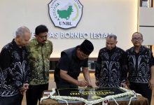 penanda tanganan batu prasasti Auditoriun du Universitas Borneo Lestari, oleh Gubernur Kalsel