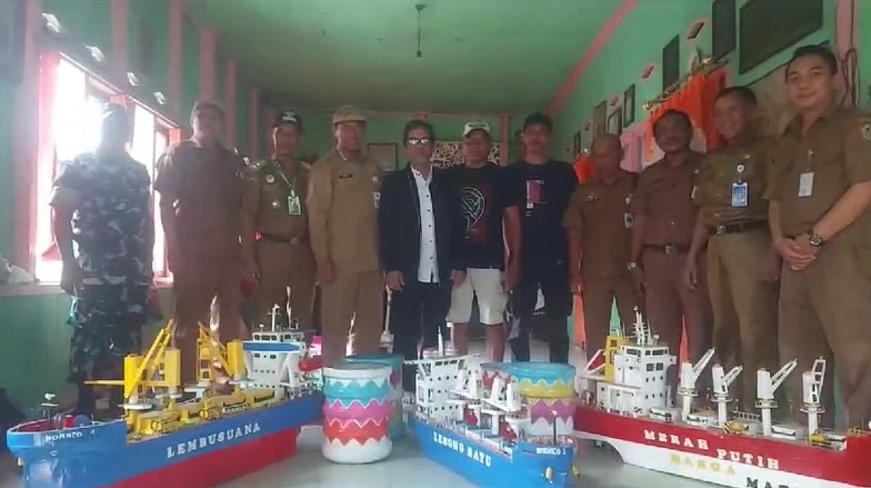 DLH Pemprov Kalsel dan Kepala Bidang Konservasi dan Pengendalian Perubahan Iklim melakukan kunjungan ke Bank Sampah di kawasan Banyiur