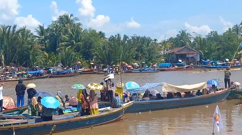 Partai Gerindra Kalsel menggelar lomba dayung di Kecamatan Aluh-Aluh