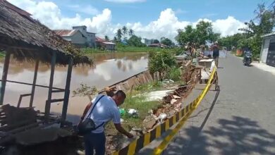 Ruas jalan Sultan Inayatullah Kabupaten Banjar, mengalami longsor