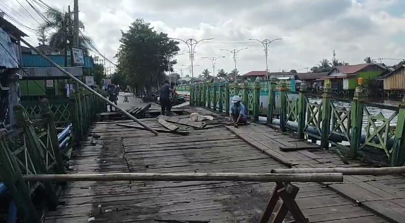 Sejumlah pekerja terlihat melakukan pengerjaan rehab jembatan di kawasan Kuin Utara
