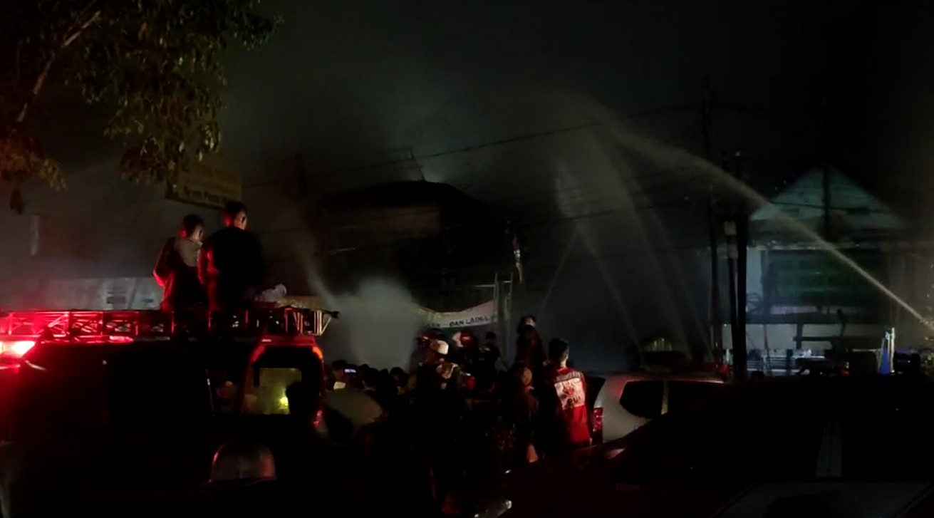 pembasahan dilakukan oleh tim relawan pada kebakaran di Pal 1 Banjarmasin