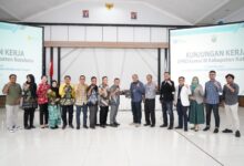 Foto bersama Jajaran PLN UID Kalselteng dan Anggota Komisi III Kabupaten Kotabaru sebagai simbol sinergi dan kolaborasi dalam percepatan pemerataan pembangunan kelistrikan di Kabupaten Kotabaru