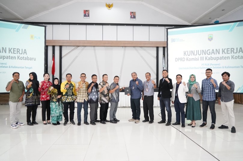 Foto bersama Jajaran PLN UID Kalselteng dan Anggota Komisi III Kabupaten Kotabaru sebagai simbol sinergi dan kolaborasi dalam percepatan pemerataan pembangunan kelistrikan di Kabupaten Kotabaru