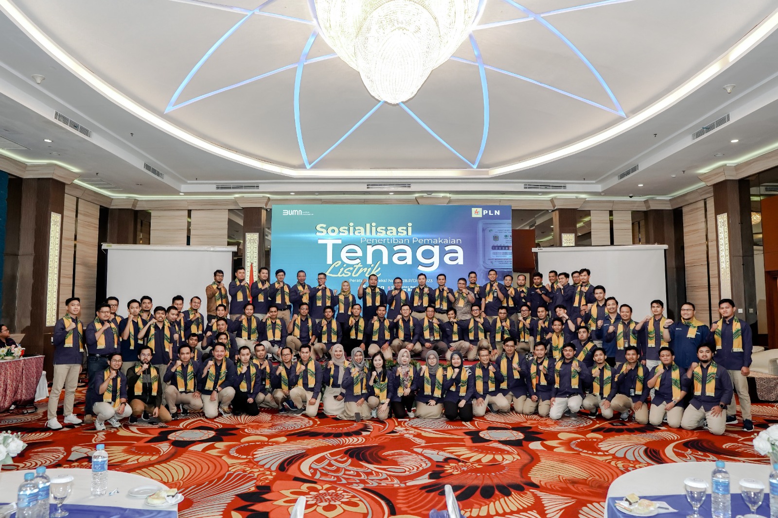 Foto bersama seluruh peserta sosialisasi Peraturan Direksi PLN