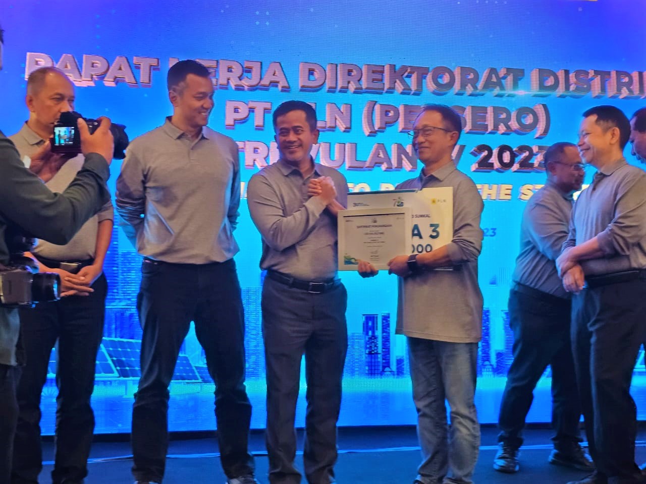 General Manager PLN UID Kalselteng Muhammad Joharifin saat menerima penghargaan Kinerja Terbaik III Regional Sumatera Kalimantan dari Direktur Distribusi PT PLN (Persero) Adi Priyanto