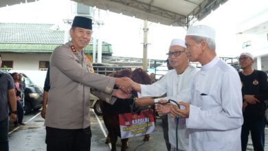 Kapolda Kalsel Irjen Pol Winarto mewakili Kapolri Jenderal Polisi Listyo Sigit Prabowo menyerahkan bantuan sapi untuk peringatan haul Guru Sekumpul ke-19