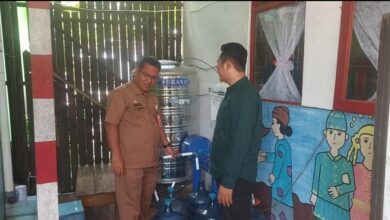 Kepala Dinas Pendidikan Kota Banjarmasin, Nuryadi, mencoba langsung air hasil filterisasi