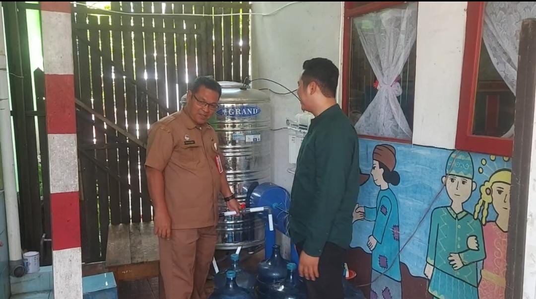 Kepala Dinas Pendidikan Kota Banjarmasin, Nuryadi, mencoba langsung air hasil filterisasi