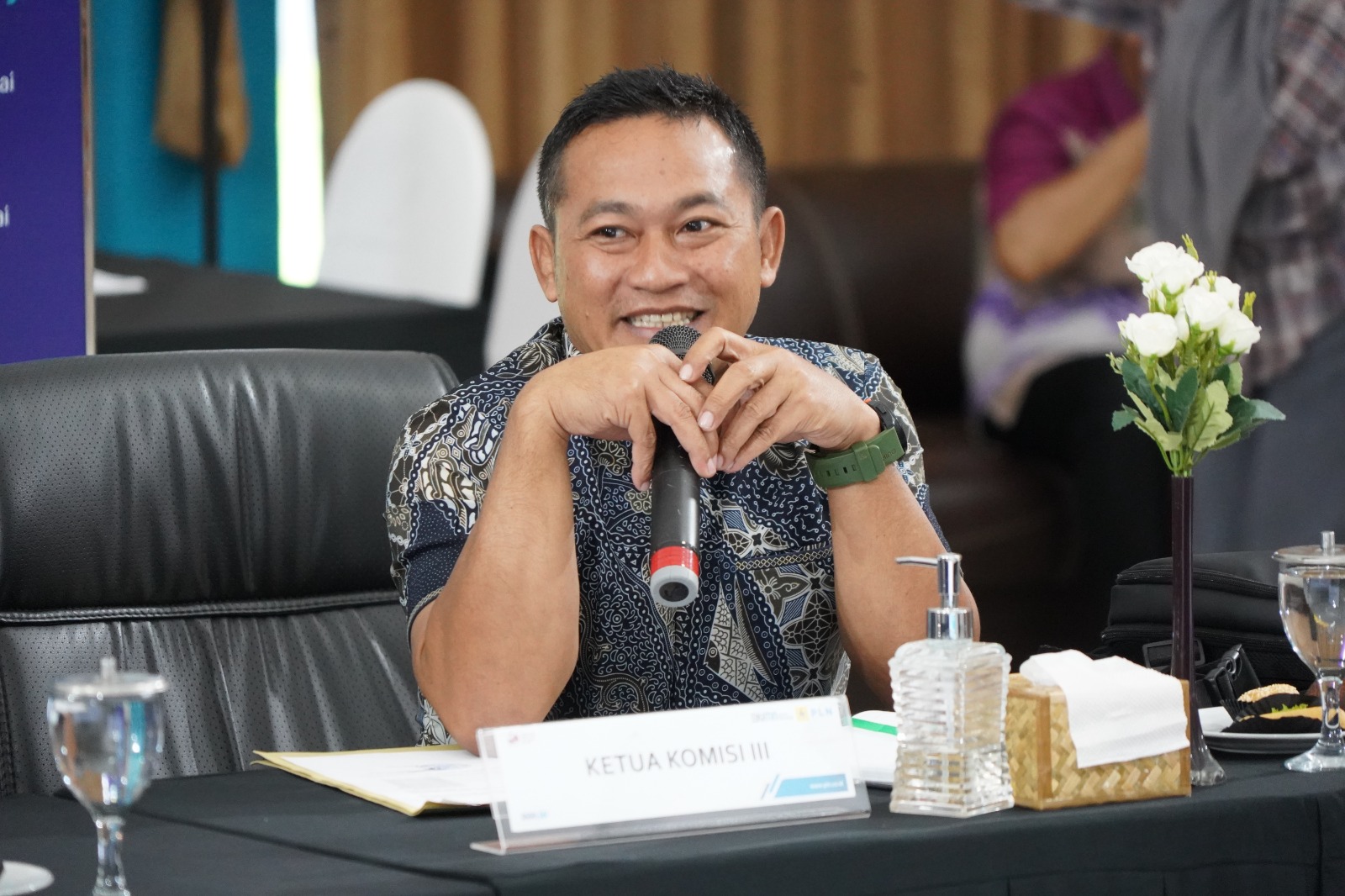 Ketua Komisi III DPRD Kabupaten Kotabaru Denny Hendro Kurnianto saat menyampaikan maksud dan tujuan kunjungan Timnya ke PLN UID Kalselteng pada Kamis, 4 Januari 2024 di Banjarbaru