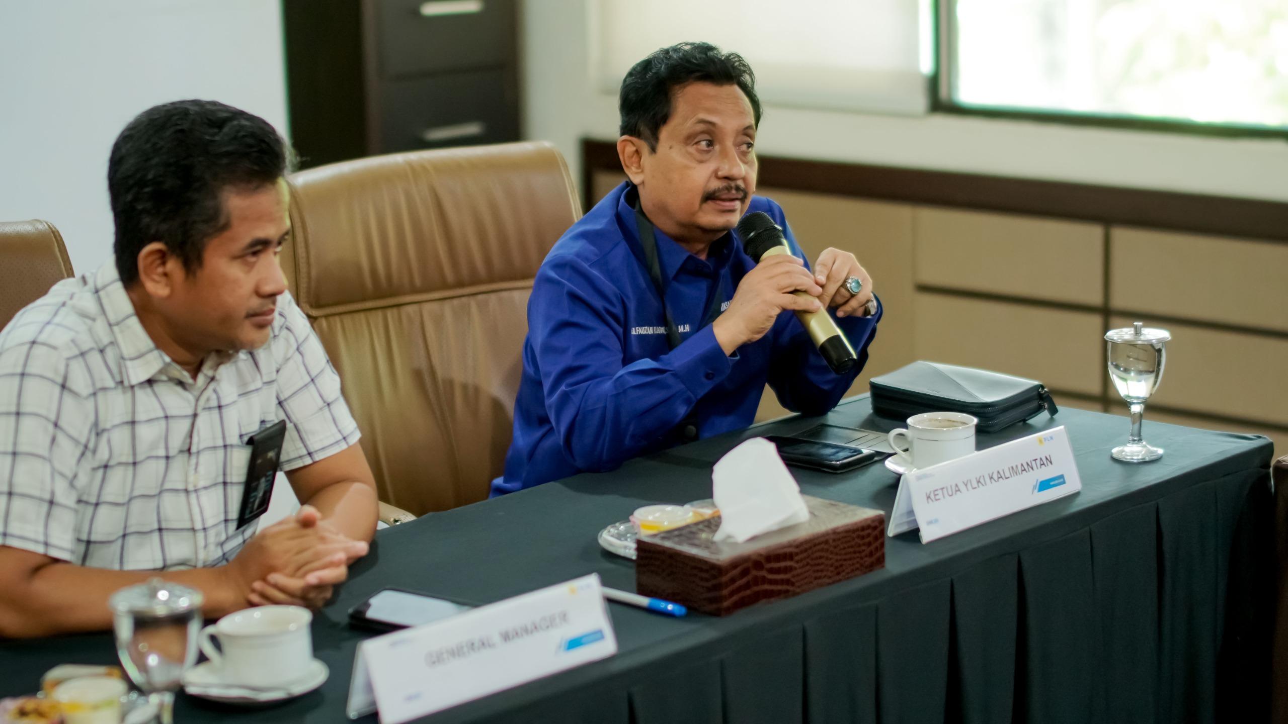 Ketua YLKI Kalimantan Dr. H. Fauzan Ramon S.H, M.H, saat memberikan paparan tentang Perlindungan Konsumen pada saat audiensi