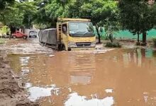 Kondisi jalan poros Desa Cindai Alus tergenang banjir