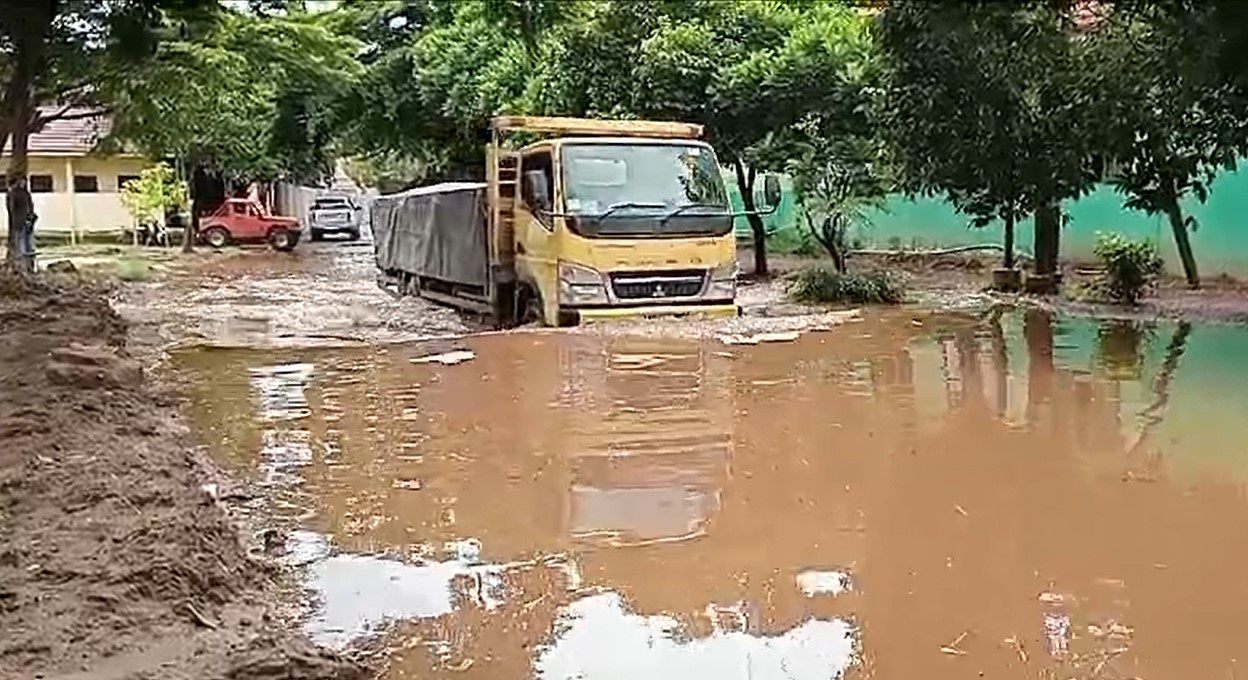 Kondisi jalan poros Desa Cindai Alus tergenang banjir