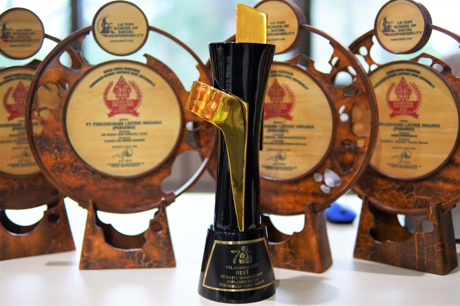 Penghargaan Bidang Keselamatan, Kesehatan Kerja dan Lingkungan (K3L) yang berhasil diraih oleh PLN UID Kalselteng yakni Best - K3L Awards - 3R Waste Management Implementator Distribusi - Unit Induk