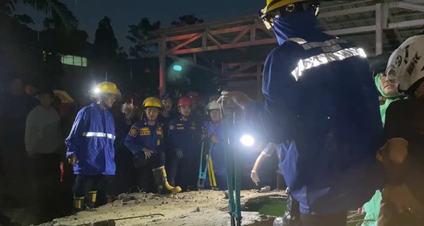 wakar atau petugas jaga malam SMPN 6 Banjarmasin tewas tertimpa beton (foto : duta tv)